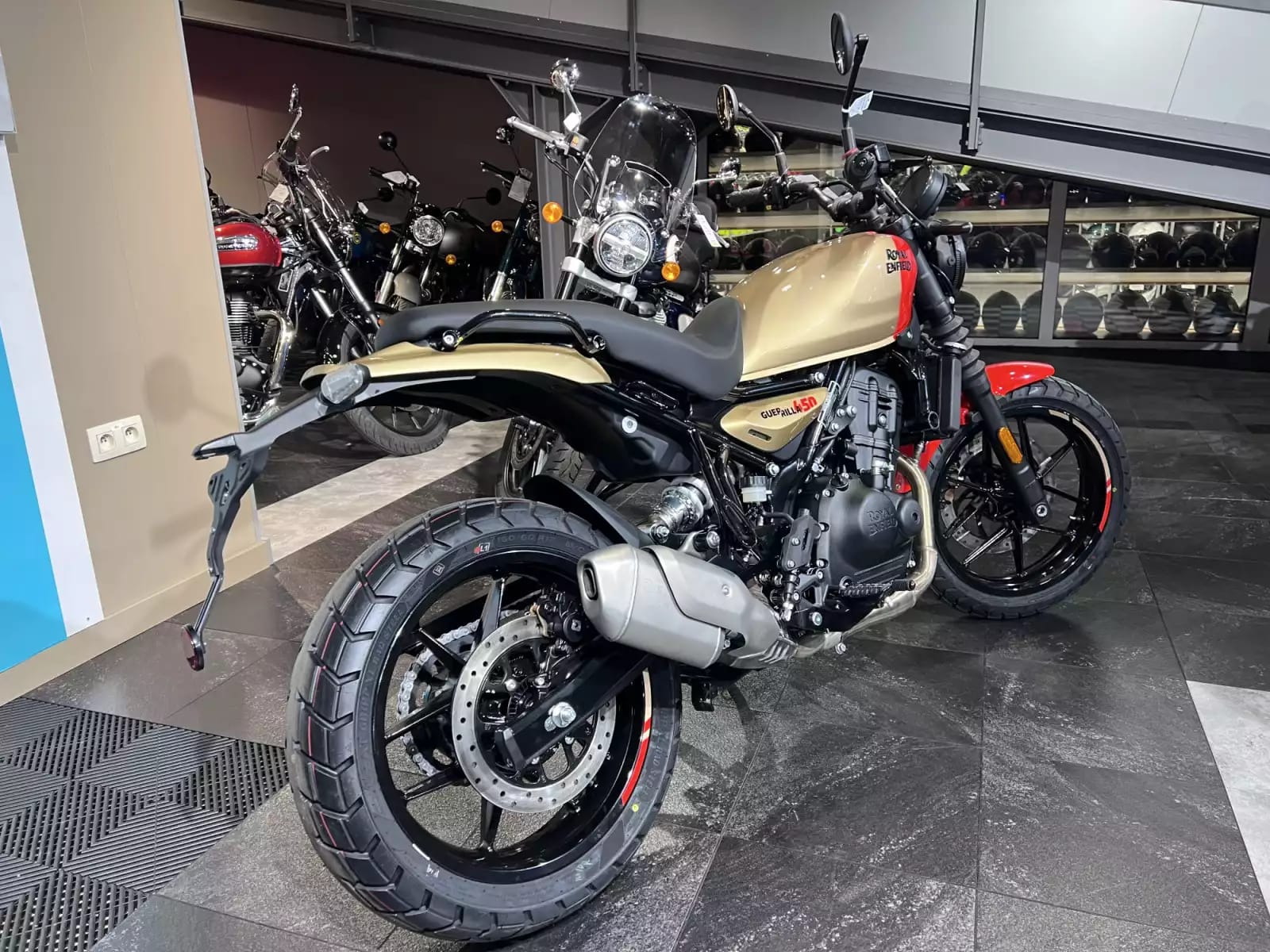 Royal Enfield Guerrilla 450 GOLD DIP - Photo 1