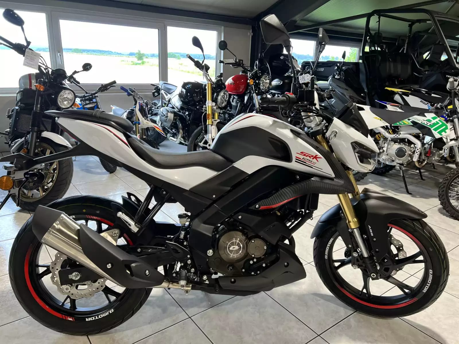 QJ Motor SRK 125 S - Photo 1