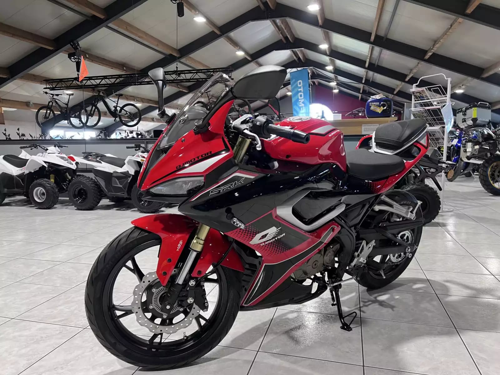 QJ Motor SRK 125 R - Photo 1