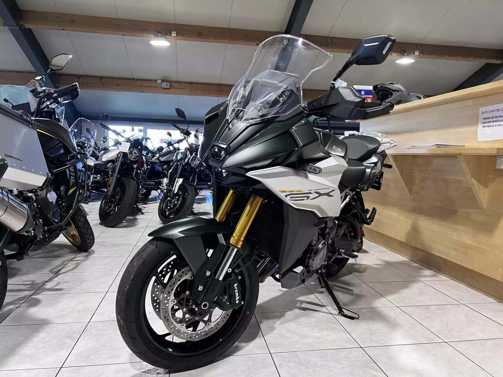 Suzuki GSX-S 1000GX - Photo 1