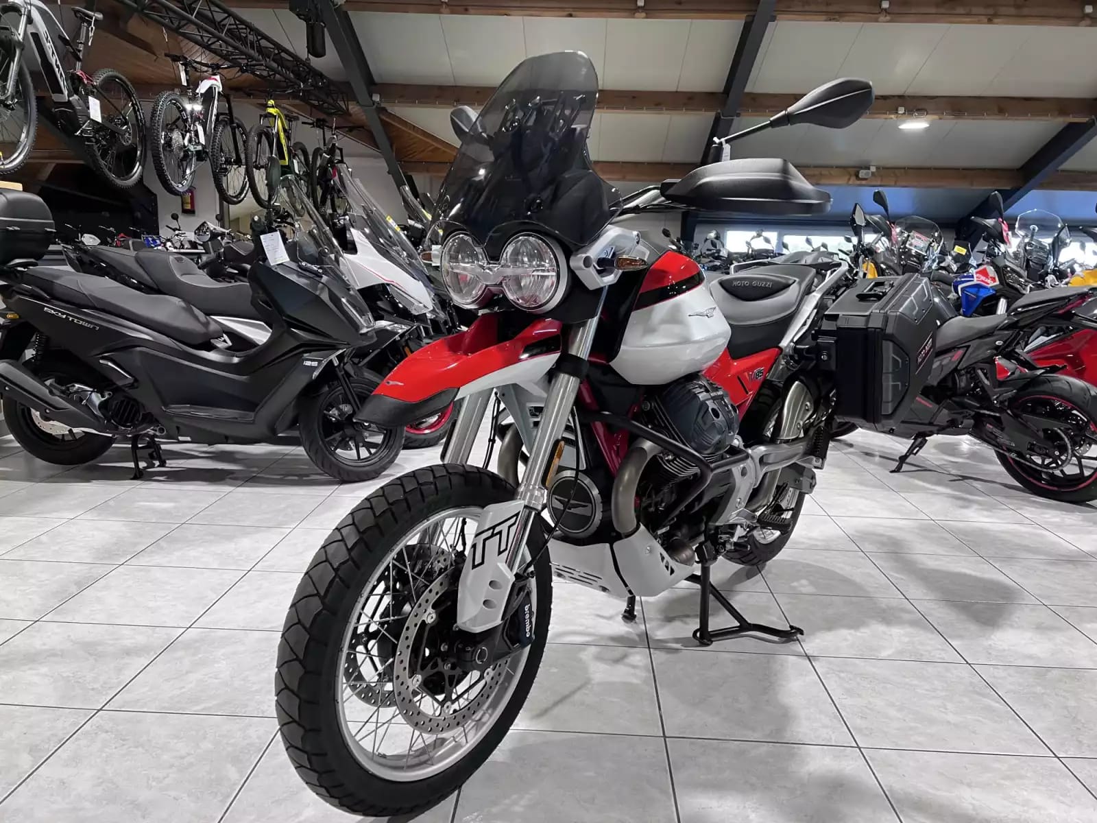 Moto Guzzi V 85 TT - Photo 1