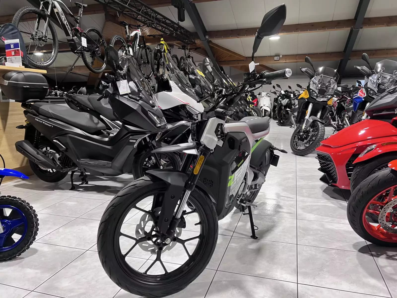 Zeeho C!ty Sport 3500 W ROAD autonomie  74 km  homologuée 45 Km/h. - Photo 1