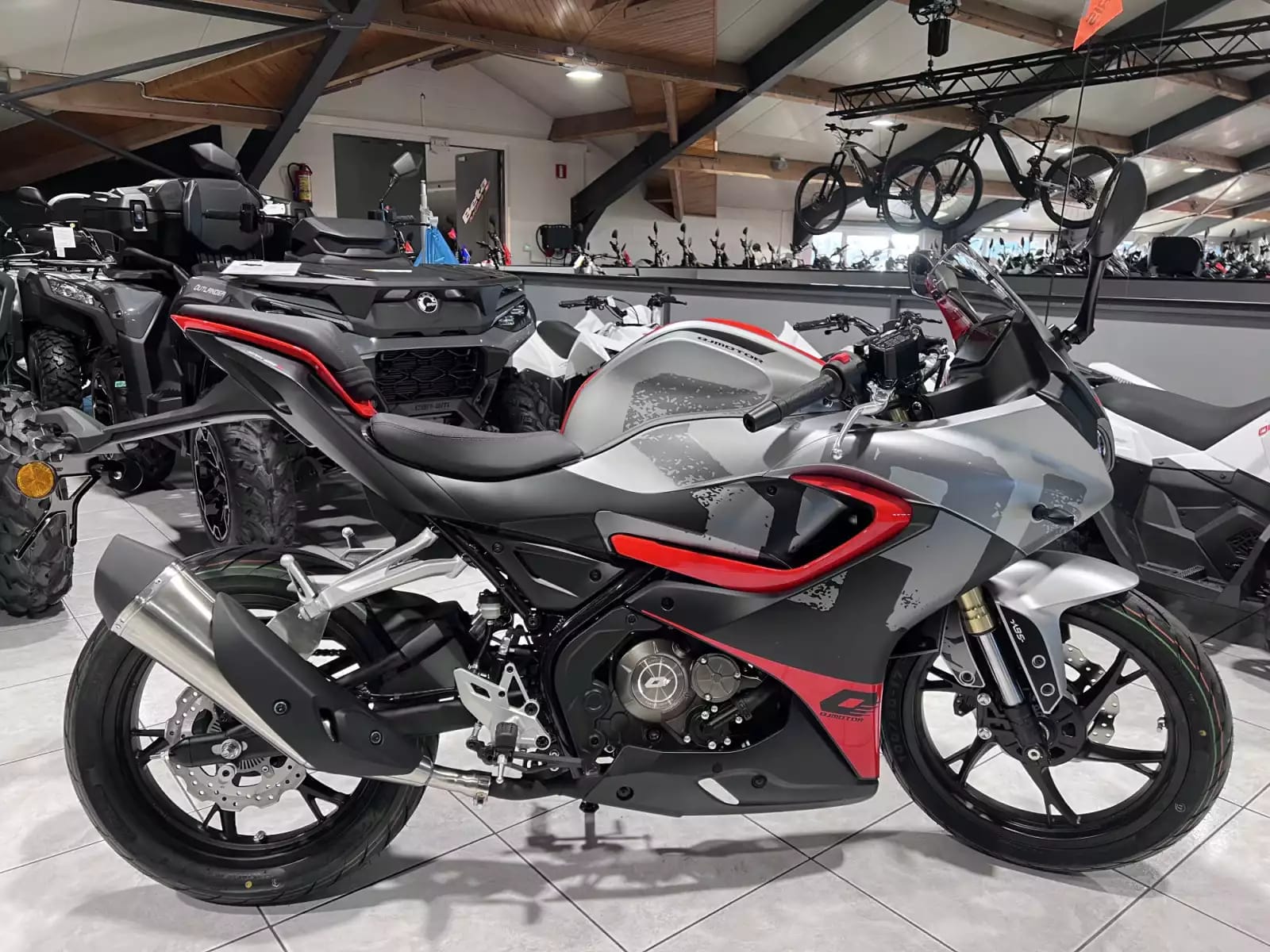 QJ Motor SRK 125 R - Photo 1