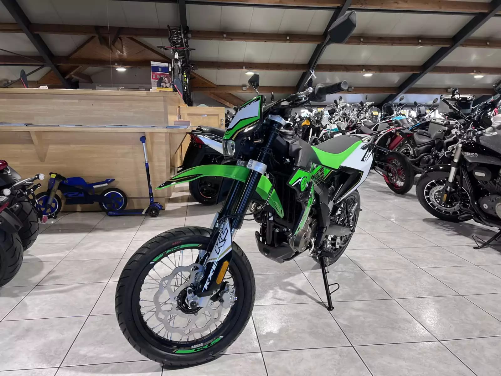 KL Motorcycle KXE Motard 125 SM ABS - Photo 1