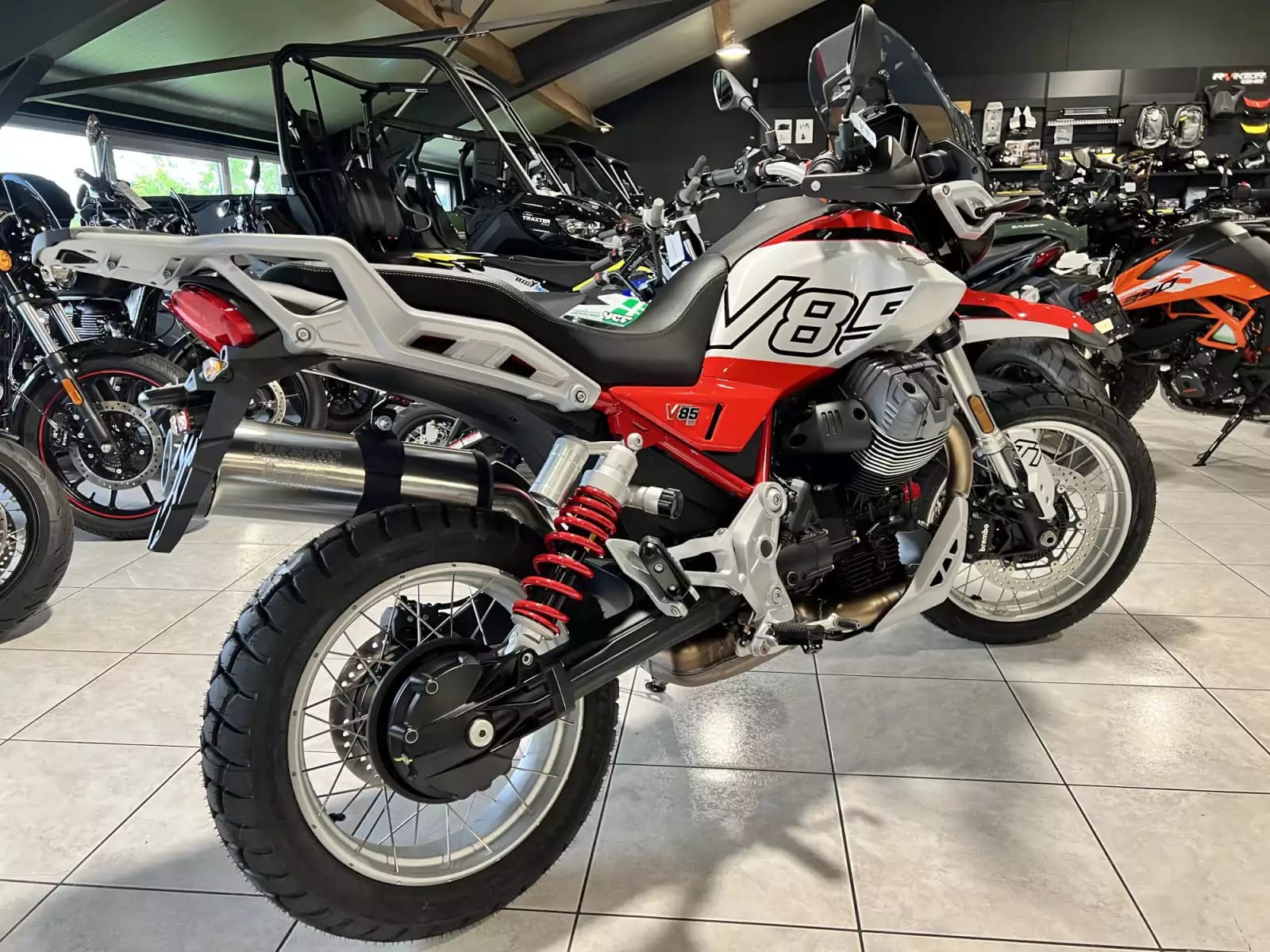 Moto Guzzi V 85 TT - Photo 1