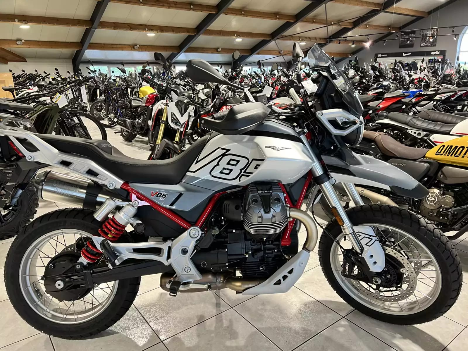 Moto Guzzi V 85 TT - Photo 1