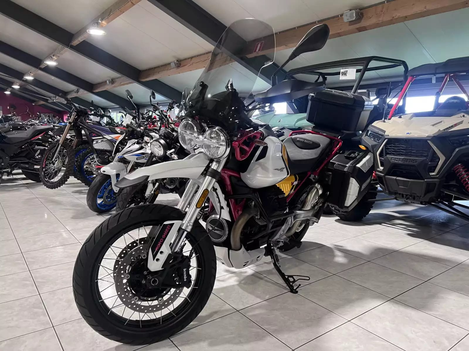 Moto Guzzi V 85 TT Evocative Jaune - Photo 1