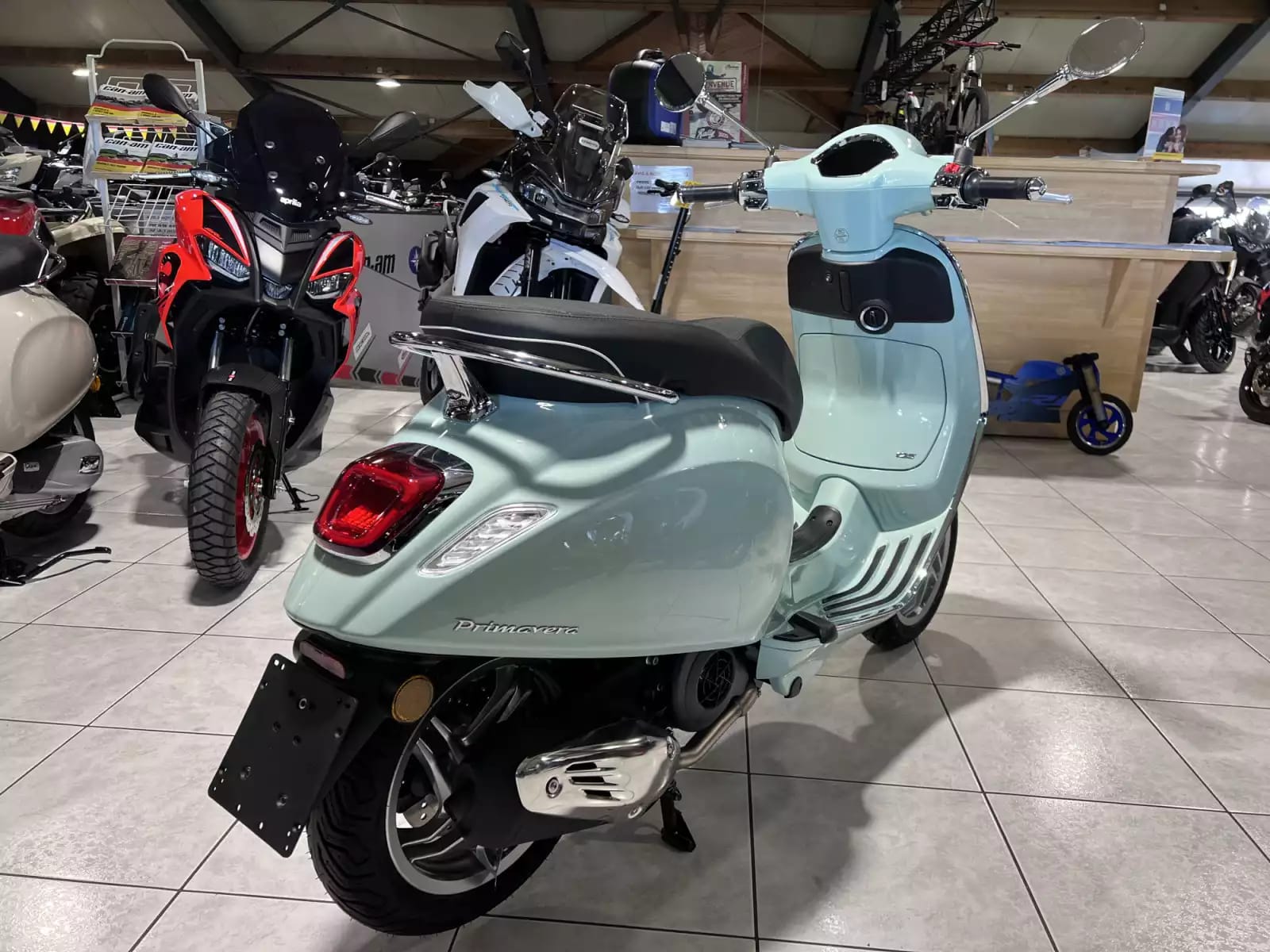 Vespa Primavera 125 - Photo 1