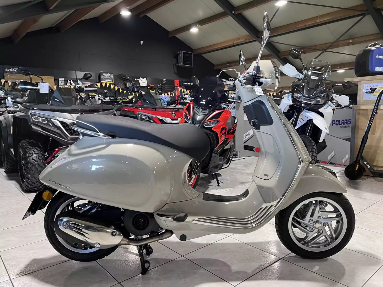 Vespa Primavera 125 - Photo 1