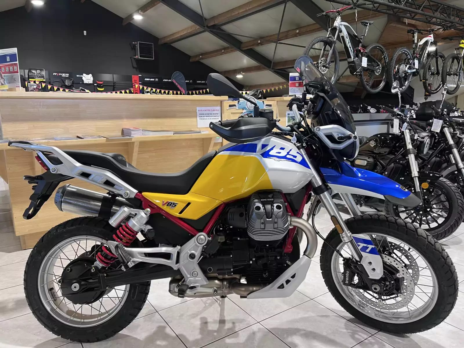 Moto Guzzi V 85 TT - Photo 1