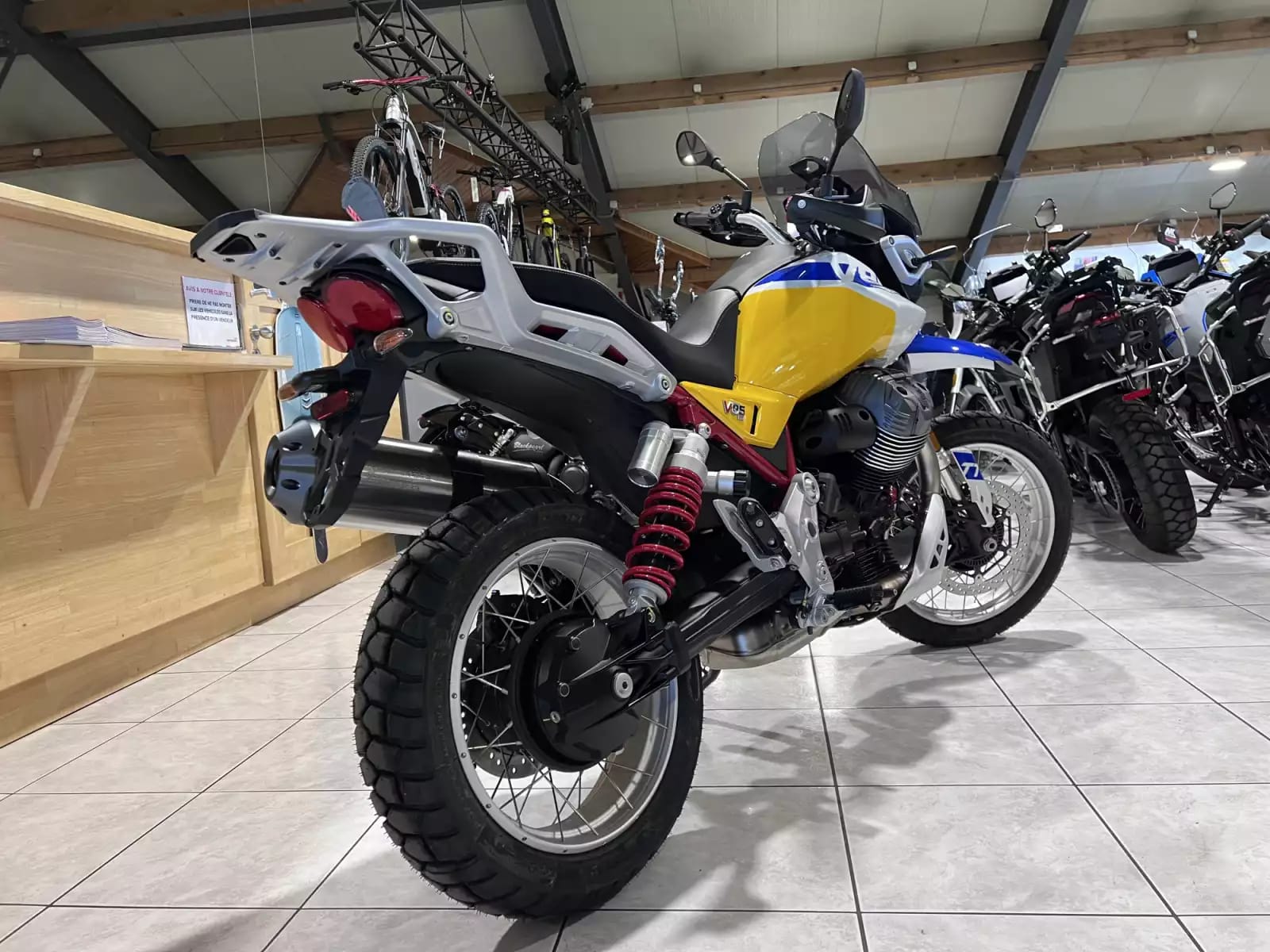 Moto Guzzi V 85 TT - Photo 1