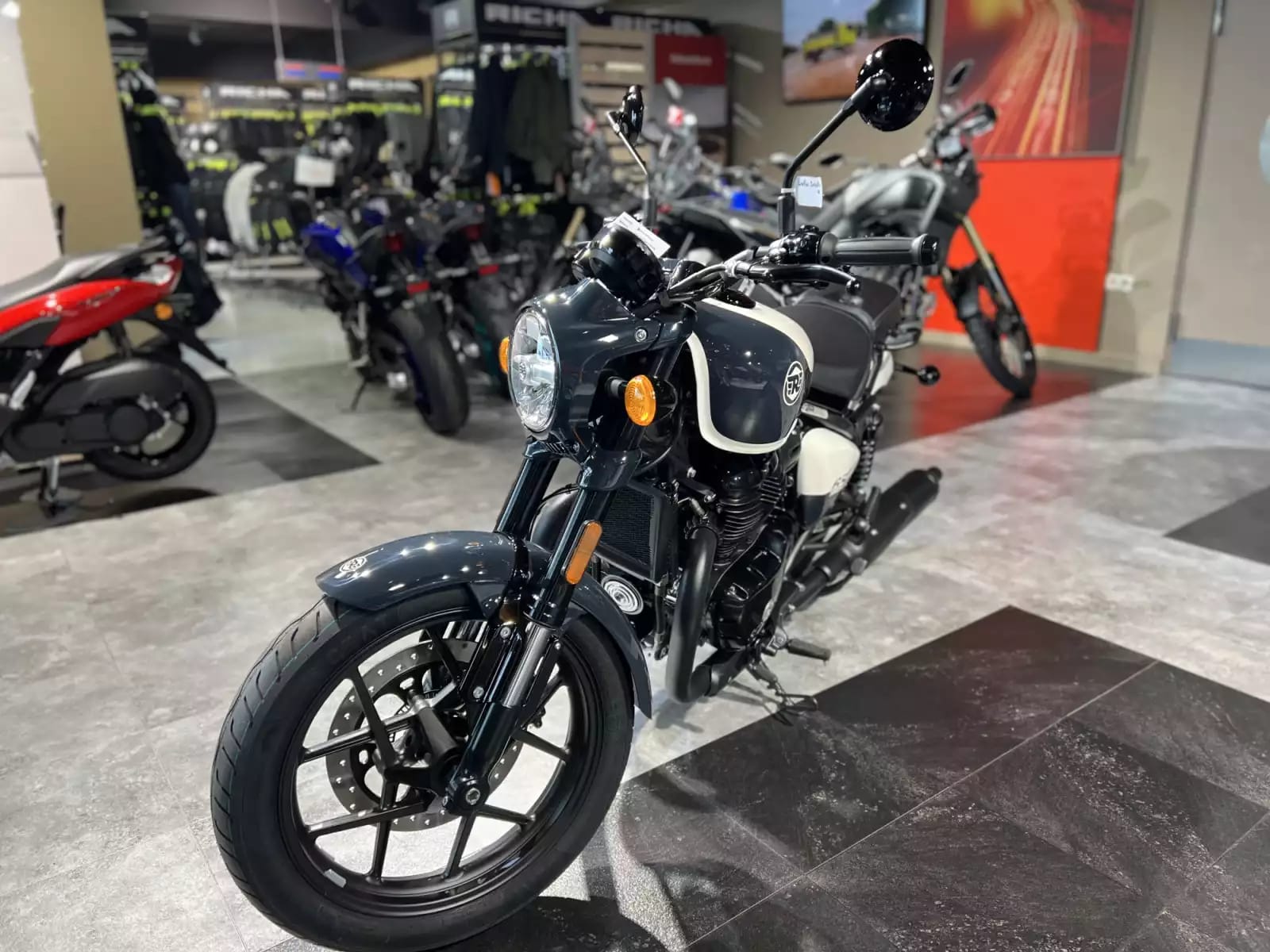 Royal Enfield Shotgun 650 stencil white - Photo 1