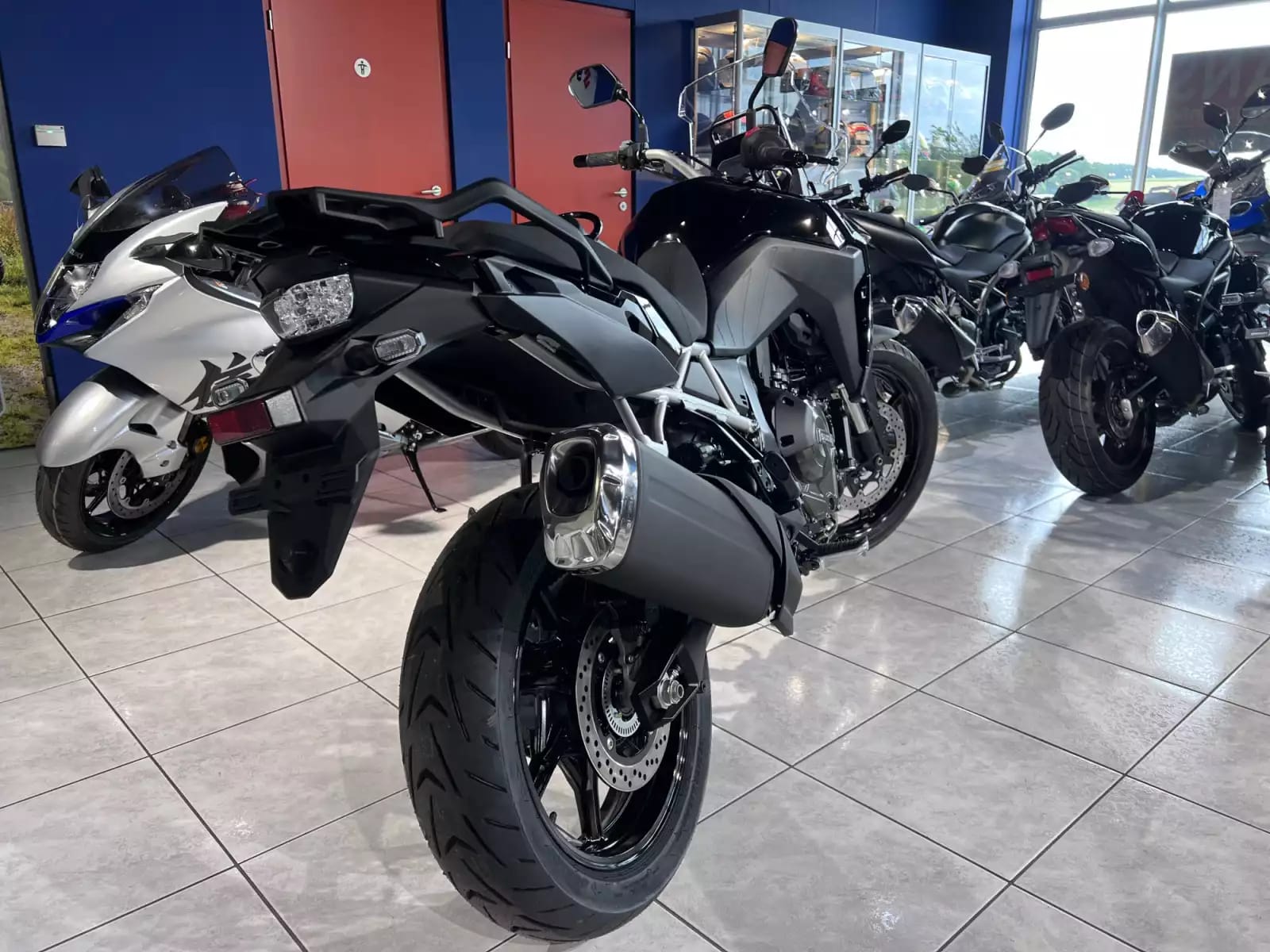 Suzuki V-Strom 800 - Photo 1