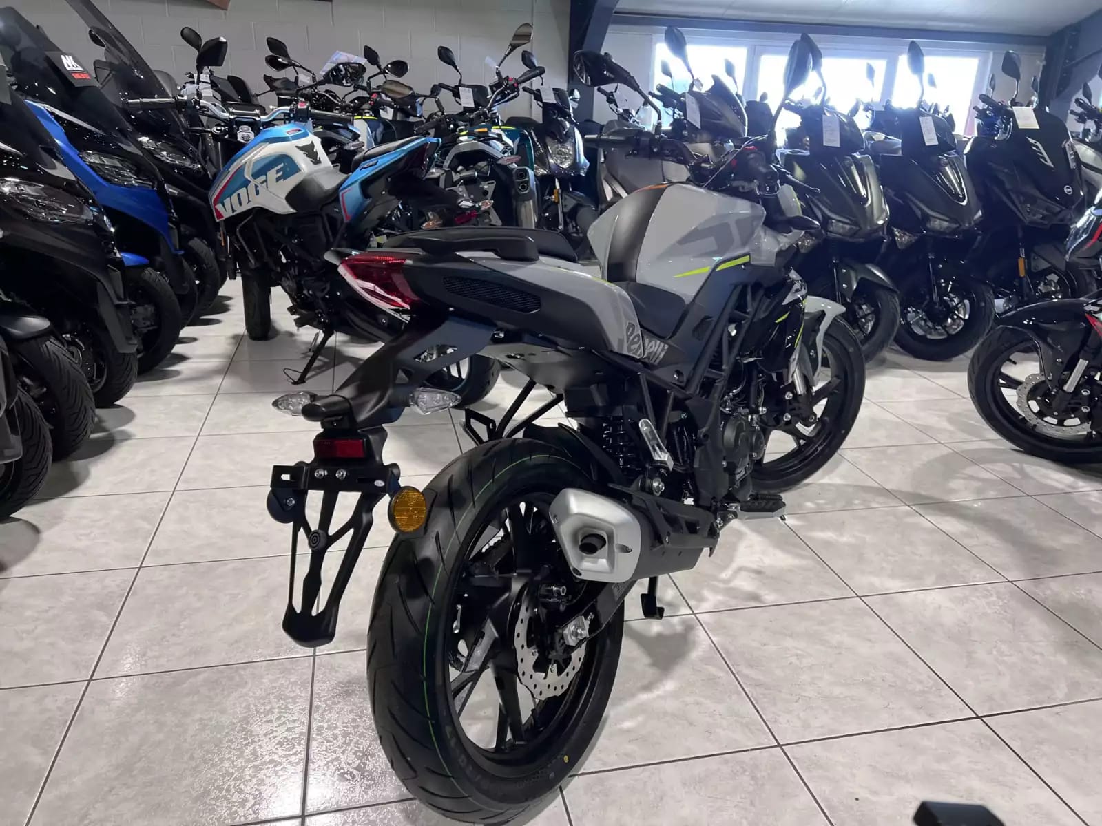 Benelli BN 125 GRIS - Photo 1