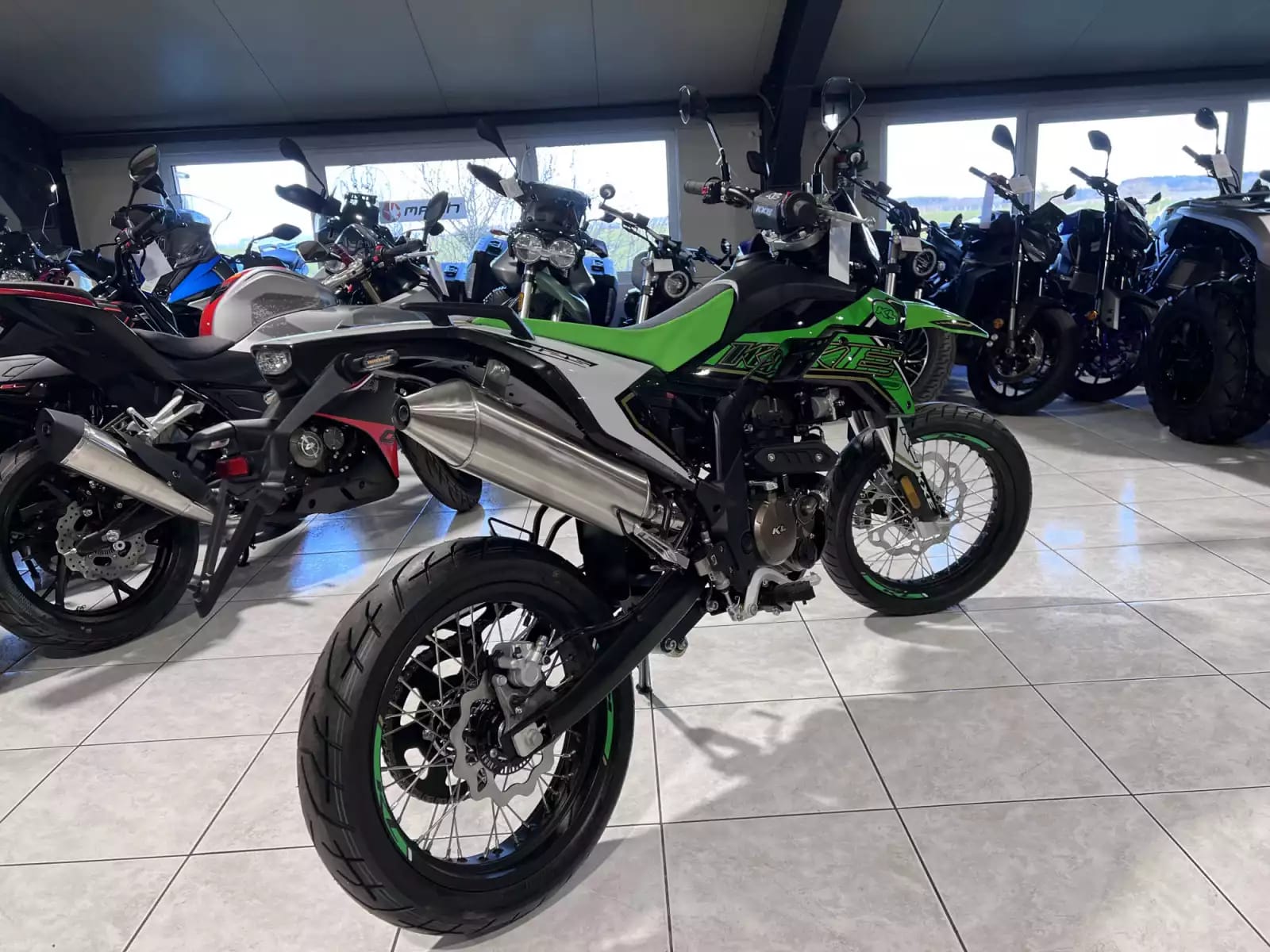 KL Motorcycle KXE Motard 125 SM ABS - Photo 1