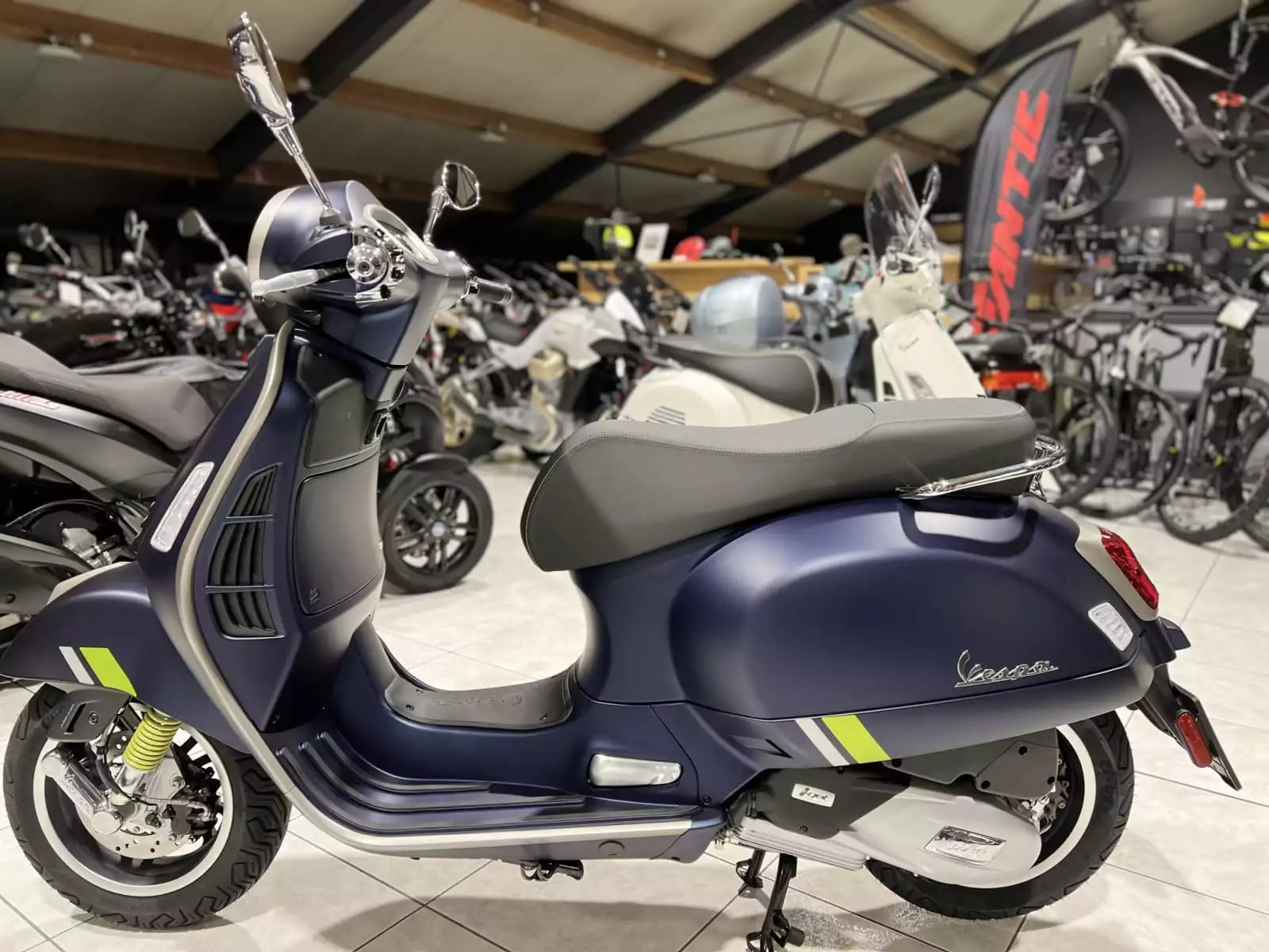 Vespa GTS Super Tech 125 Bleu Matt - Photo 1