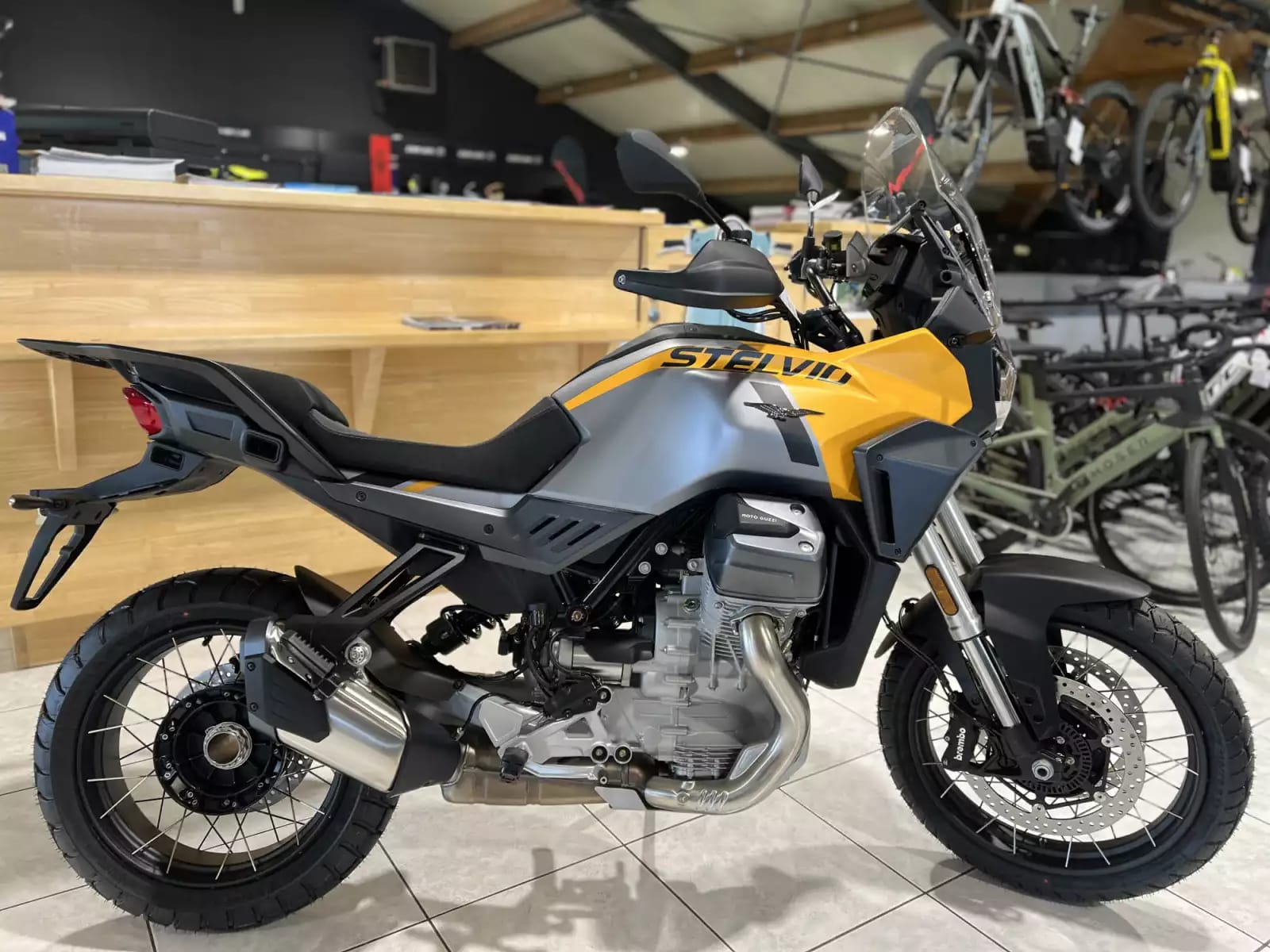 Moto Guzzi Stelvio 1000 - Photo 1