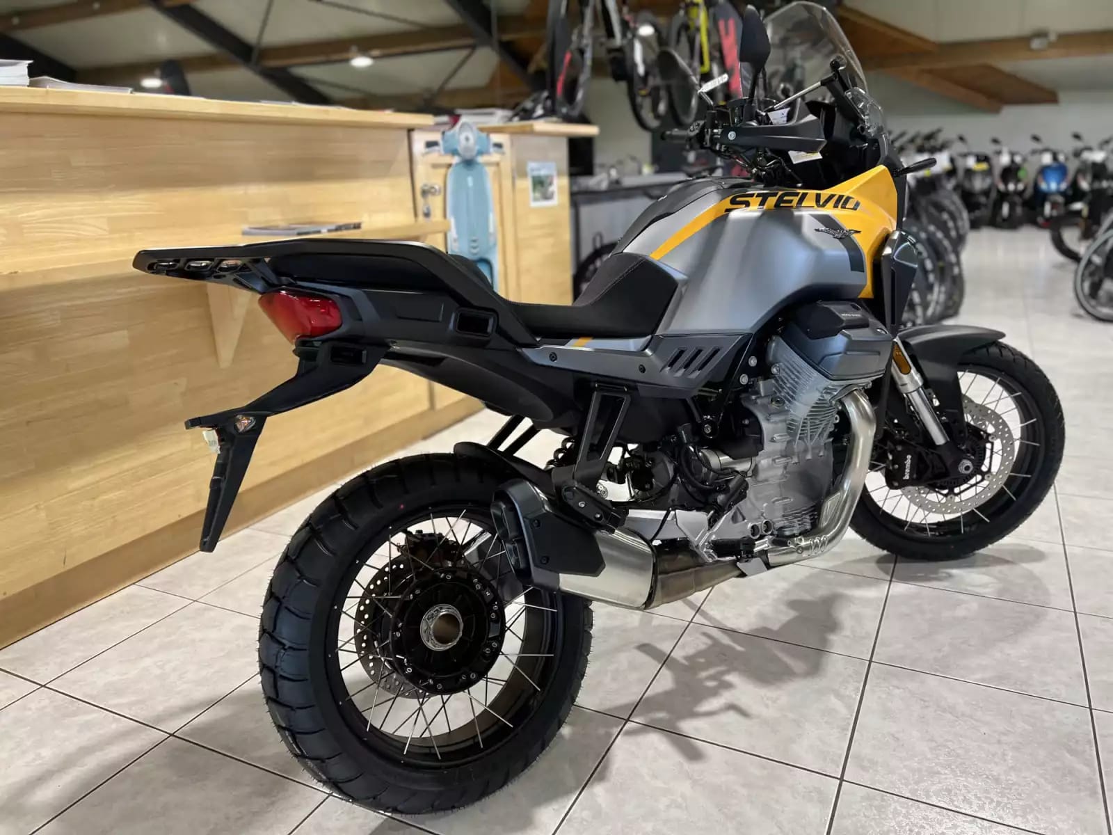 Moto Guzzi Stelvio 1000 - Photo 1