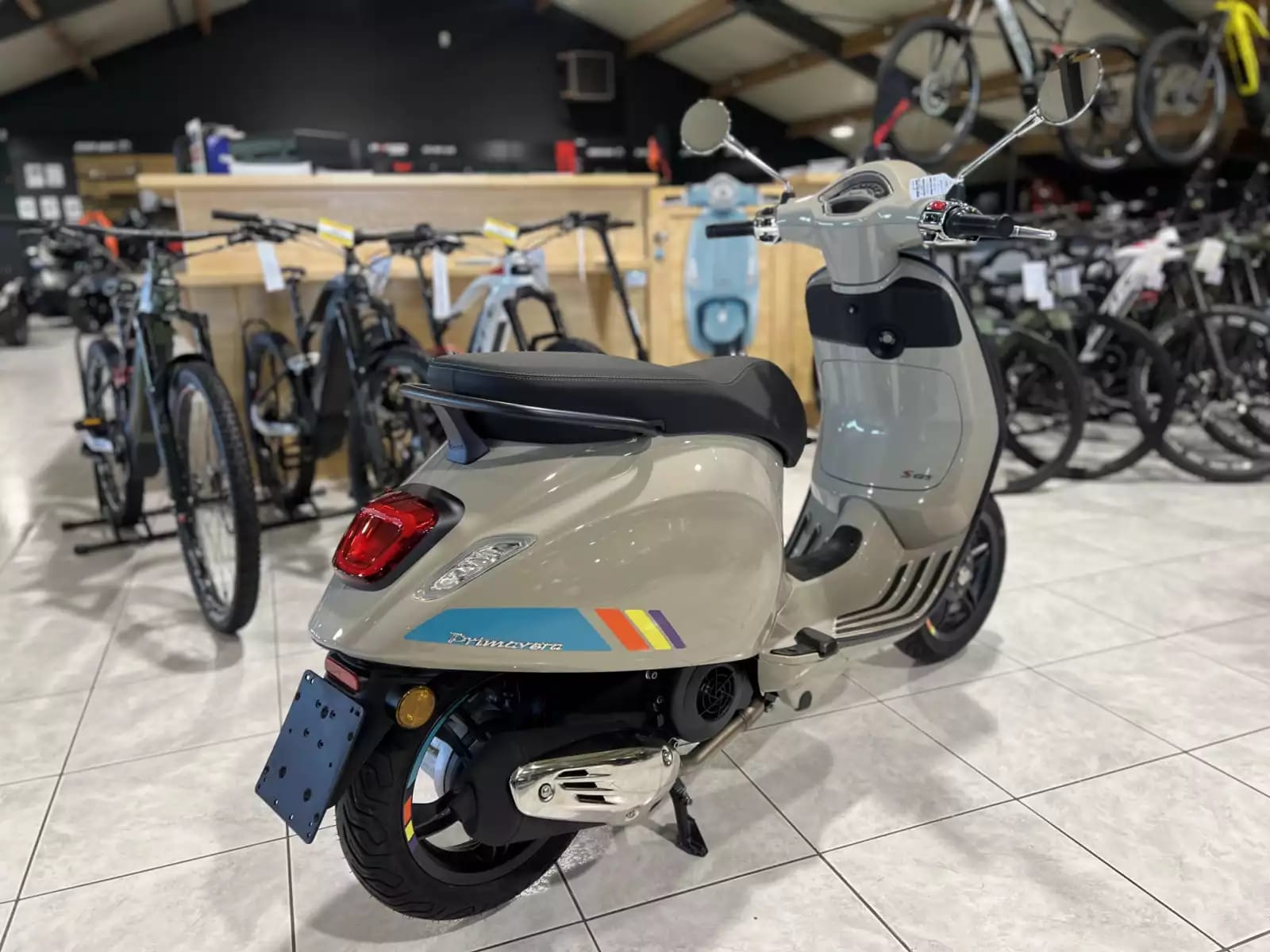 Vespa Primavera 125 S beige - Photo 1