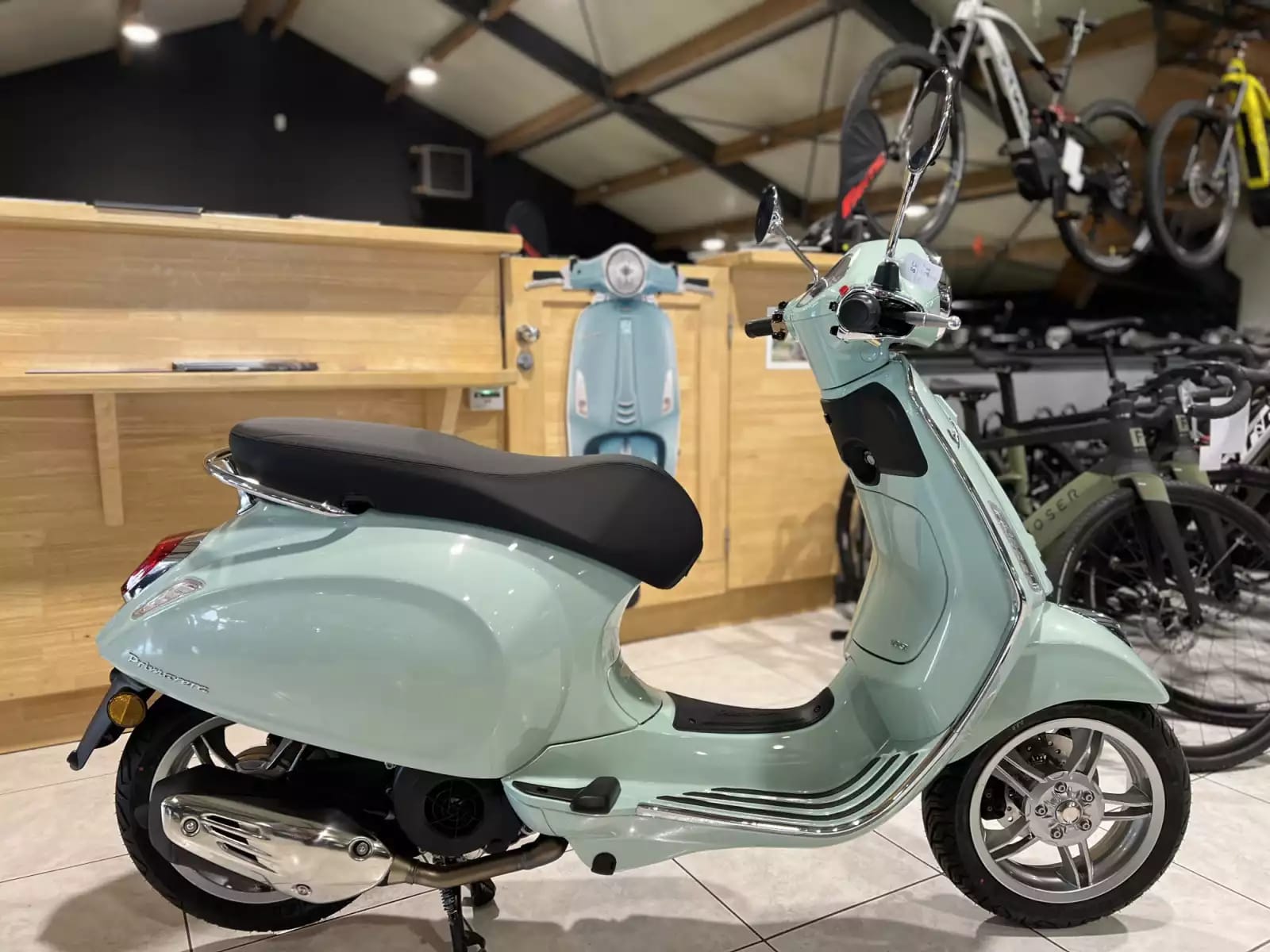 Vespa Primavera 125 - Photo 1