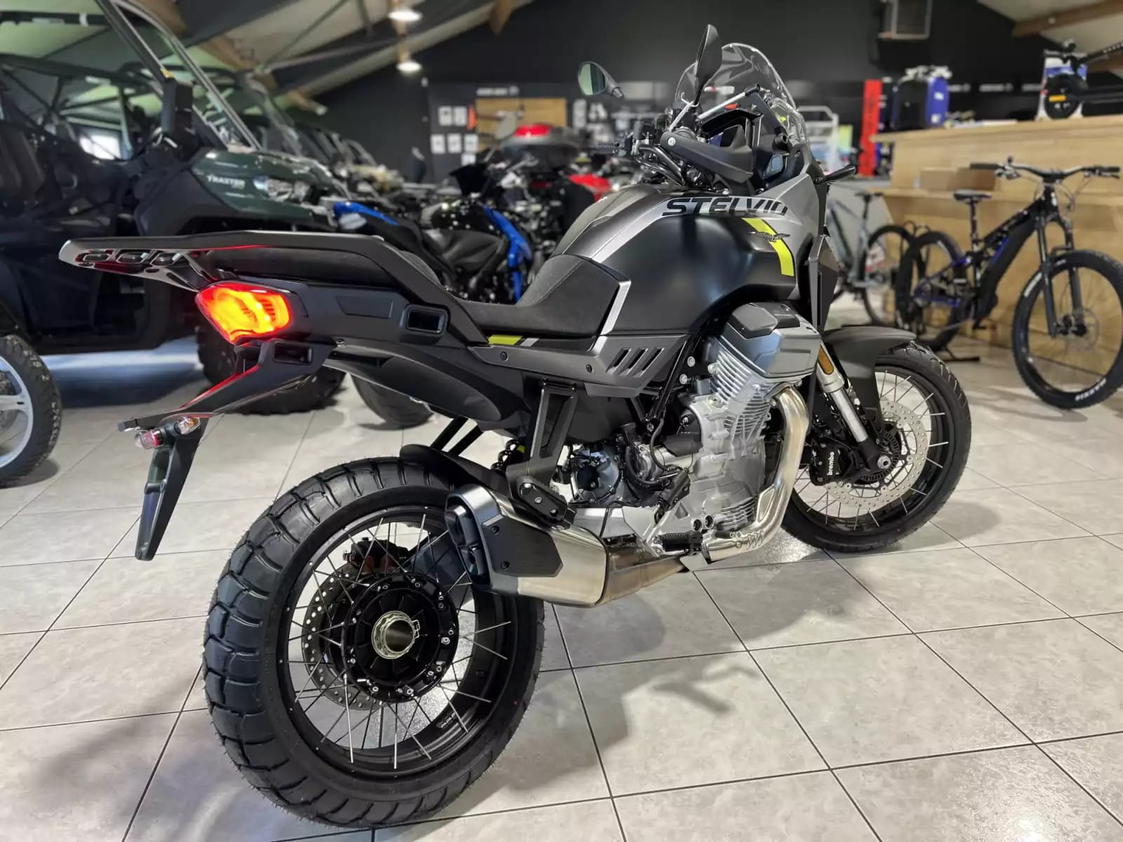 Moto Guzzi Stelvio 1000 - Photo 1