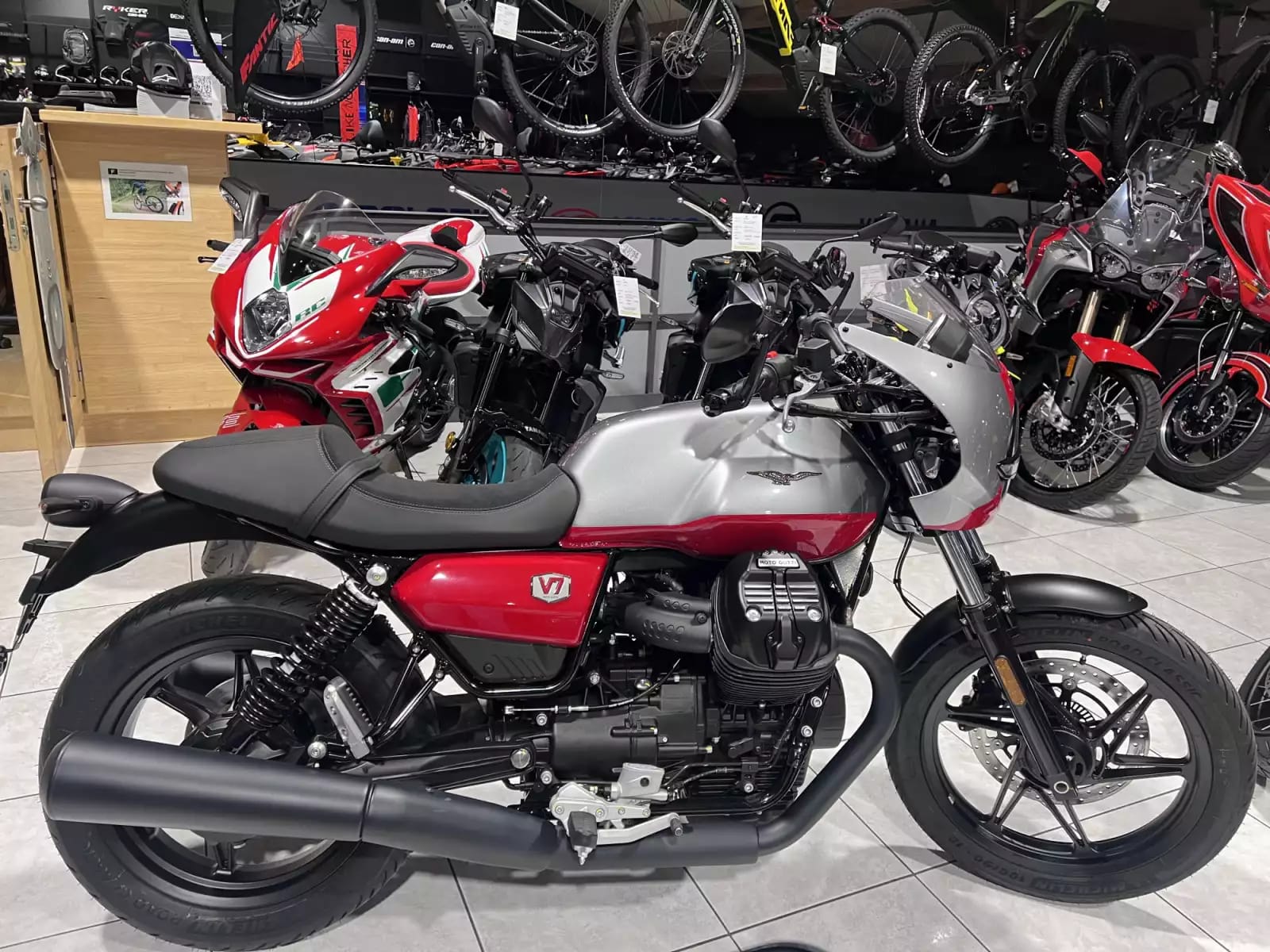 Moto Guzzi V 7 CORSA - Photo 1