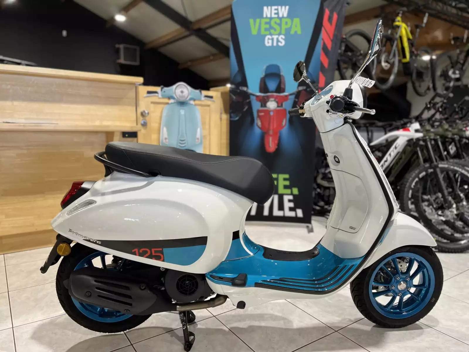 Vespa Primavera 125 VIBE - Photo 1