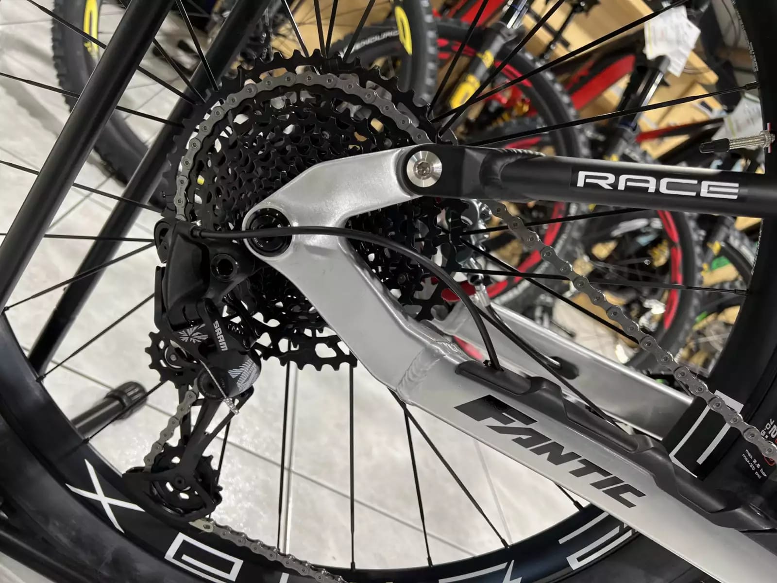 Fantic XXF 2.0 720Wh, 29''-27,5'', freins 4 pistons, 90 Nm - Photo 1