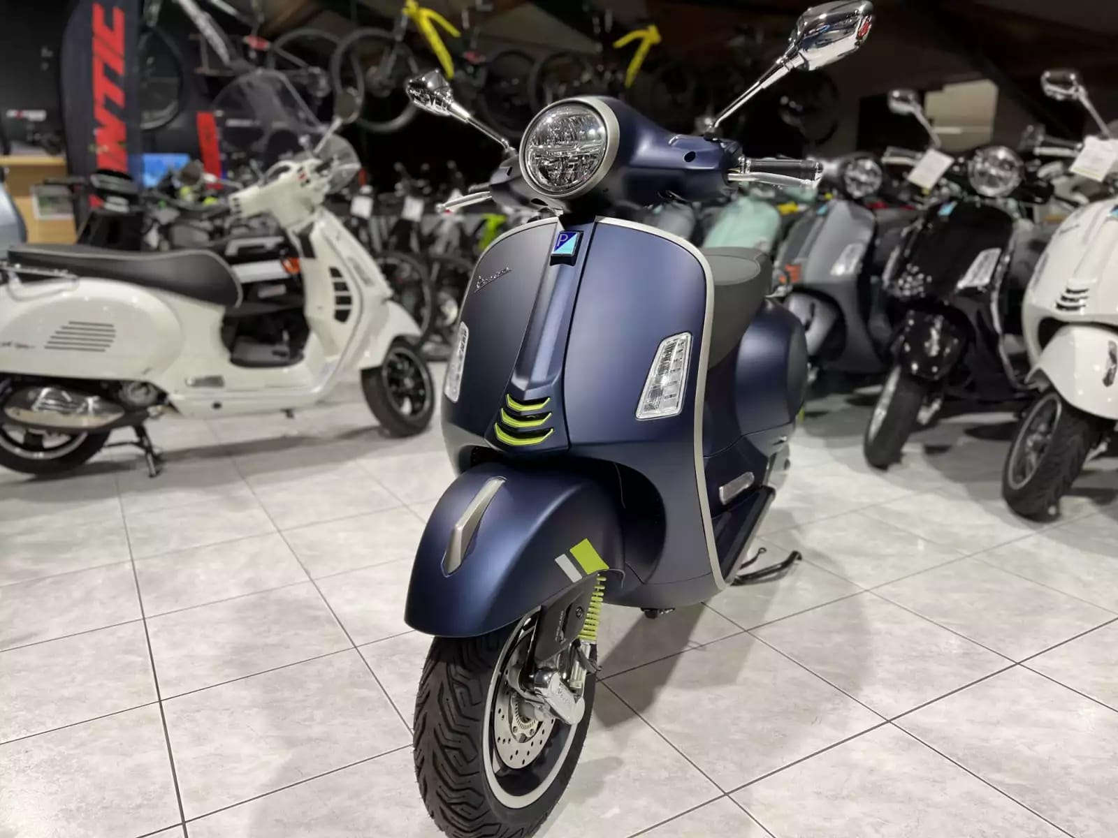Vespa GTS Super Tech 125 Bleu Matt - Photo 1