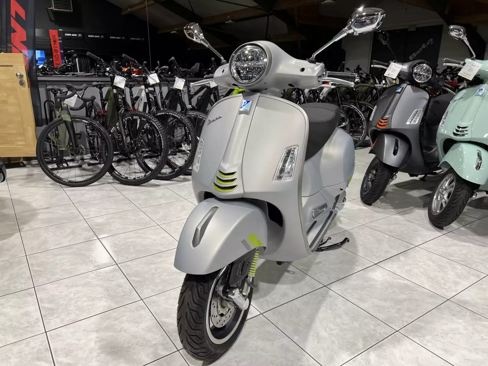 Vespa GTS Super Tech 125 Grigio entusiasta matt - Photo 1