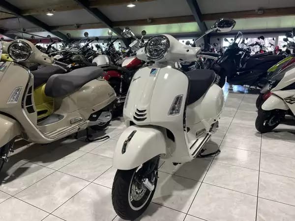 Vespa GTS Super Sport 125 - Photo 2
