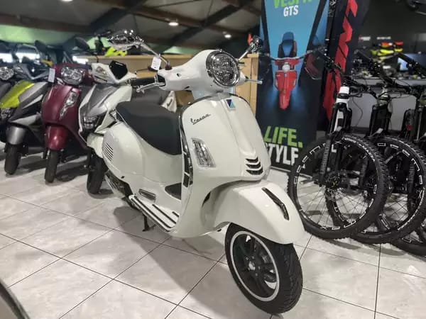 Vespa GTS Super Sport 125 - Photo 3