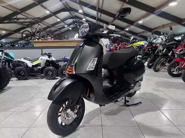 Vespa GTS Super Sport 125 - Photo 2