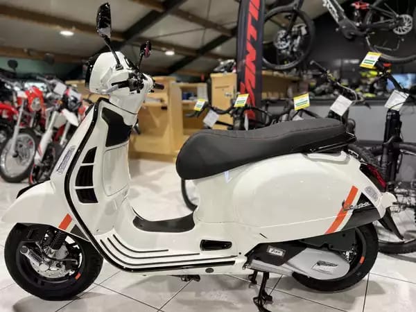 Vespa GTS Super Sport 125 Blanc - Photo 3