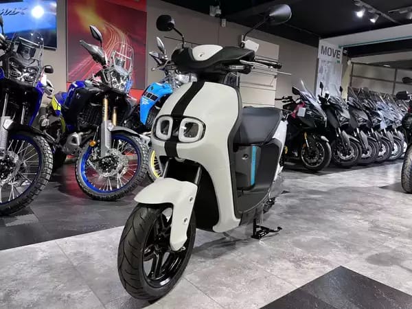 Yamaha NEOs 50 (Inclue 2 batteries ) - Photo 2