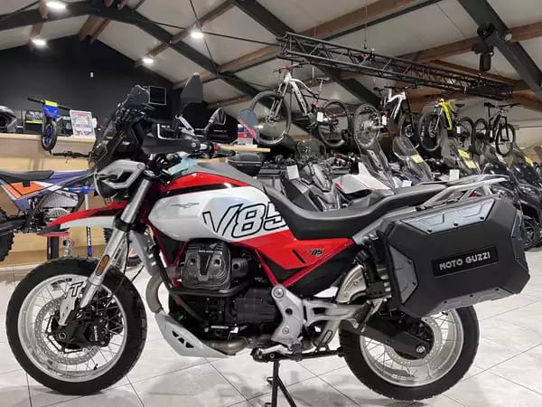 Moto Guzzi V 85 TT - Photo 3