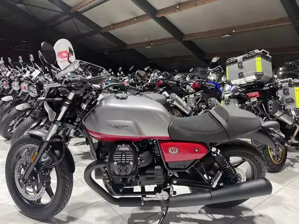Moto Guzzi V 7 CORSA - Photo 3