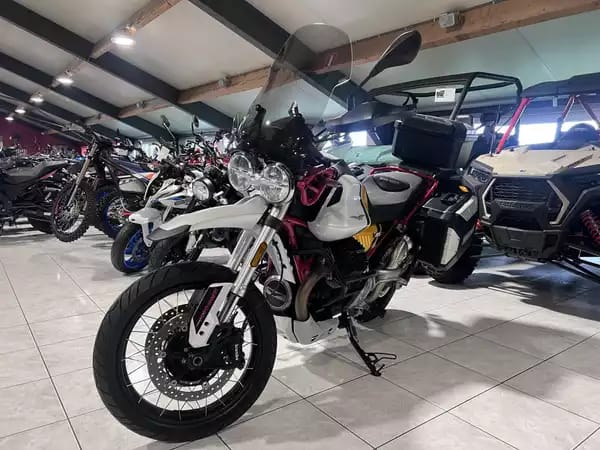 Moto Guzzi V 85 TT Evocative Jaune - Photo 2