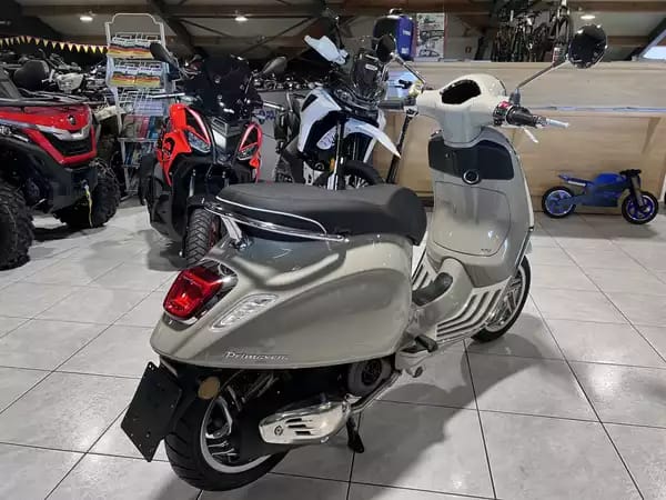 Vespa Primavera 125 - Photo 2