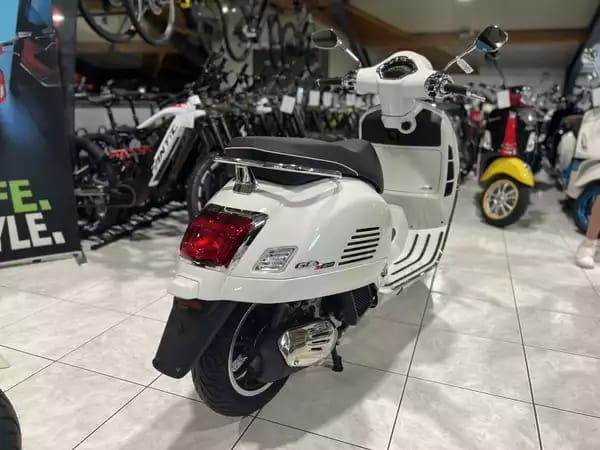 Vespa GTS Super Sport 125 - Photo 2