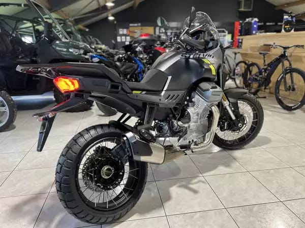 Moto Guzzi Stelvio 1000 - Photo 2