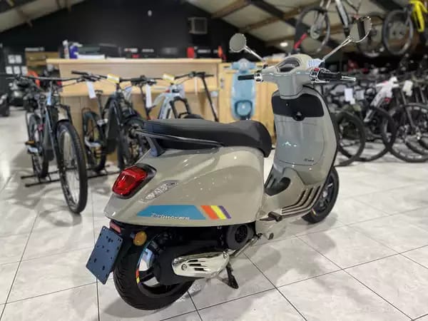 Vespa Primavera 125 S beige - Photo 2
