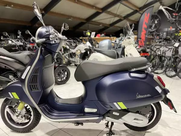 Vespa GTS Super Tech 125 Bleu Matt - Photo 2