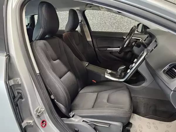 Volvo V60 T3 AUTO NAVI - Photo 3