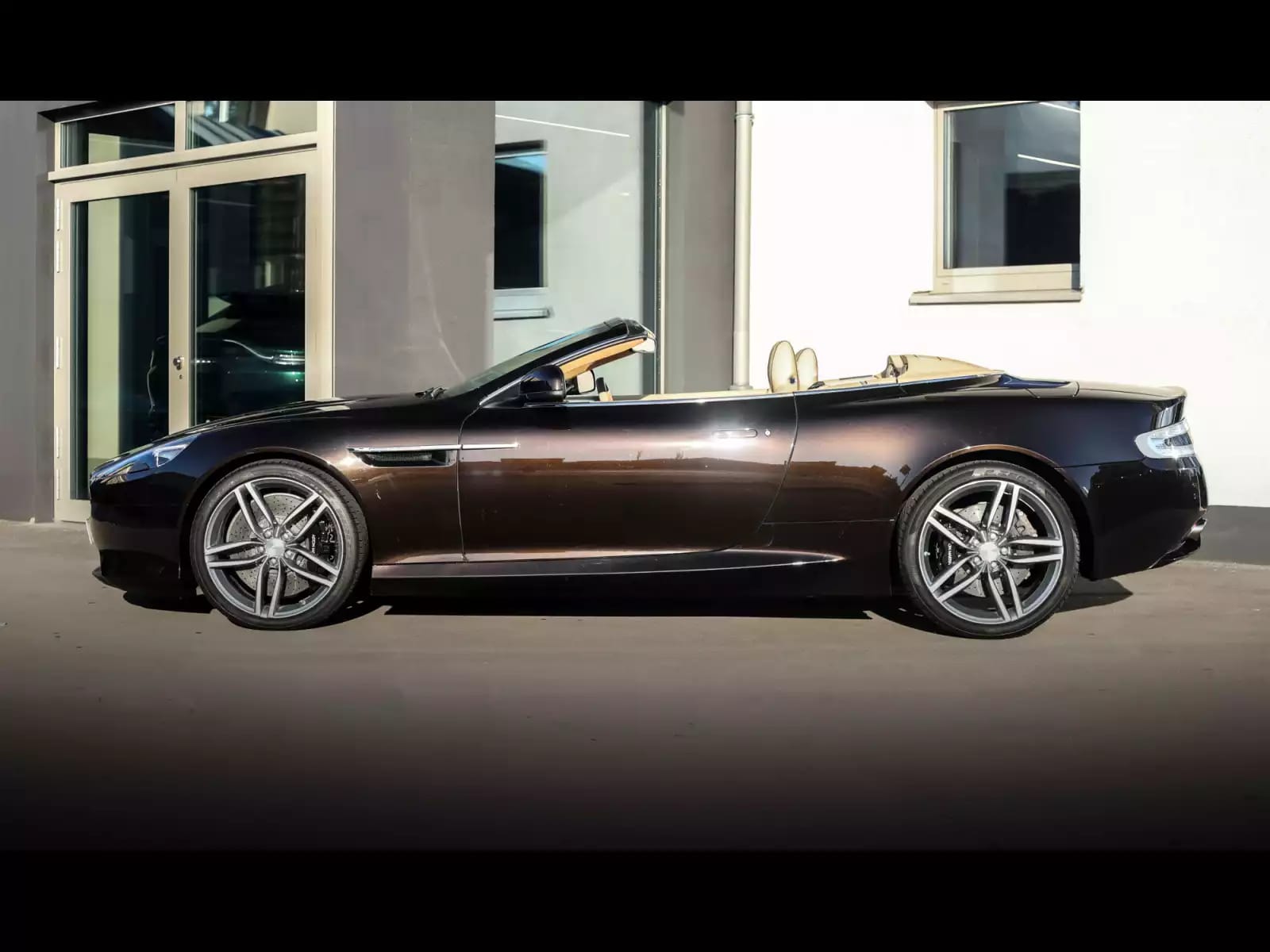 Aston Martin Virage VOLANTE 6.0 V12 TOUCHTRONIC II – MARRON BLACK - Photo 1