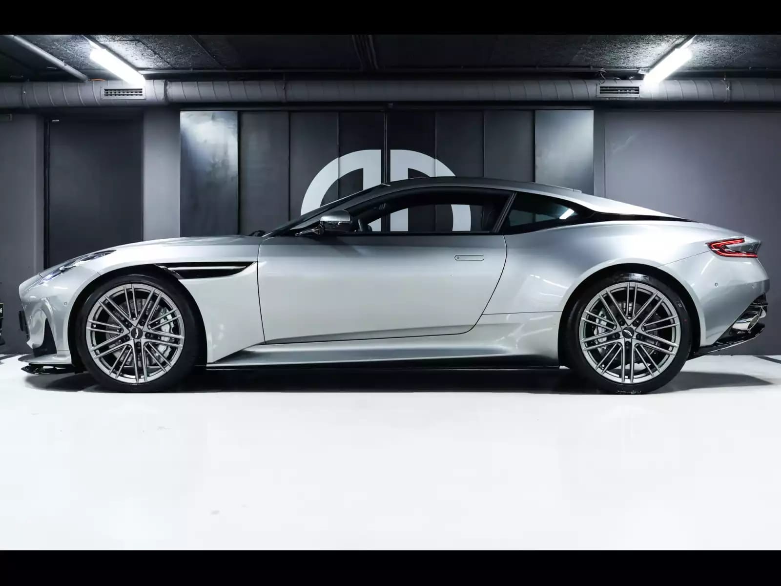 Aston Martin DB12 COUPE 4.0 V8 BITURBO - Photo 1