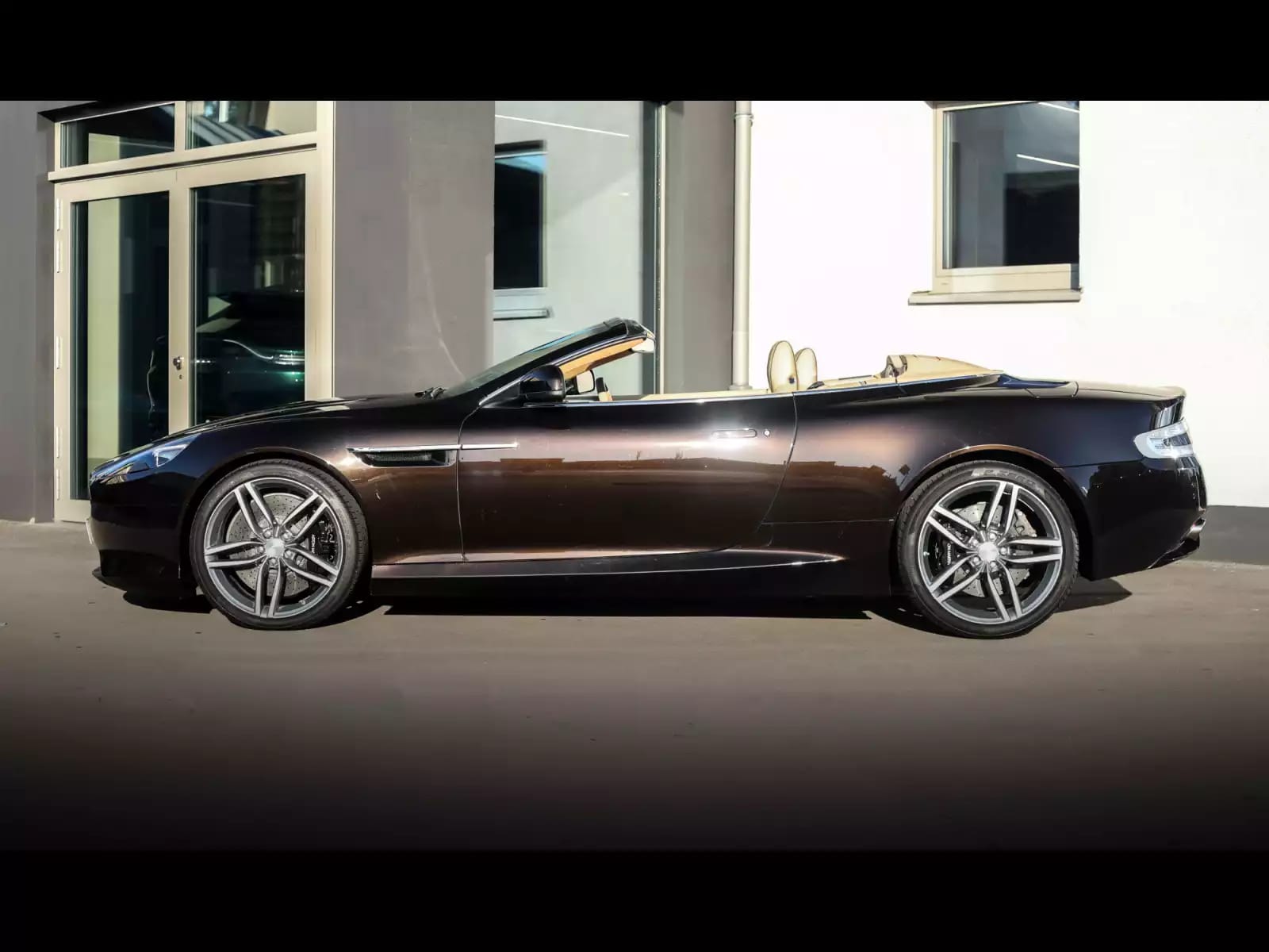 Aston Martin Virage VOLANTE 6.0 V12 TOUCHTRONIC II – MARRON BLACK - Photo 1