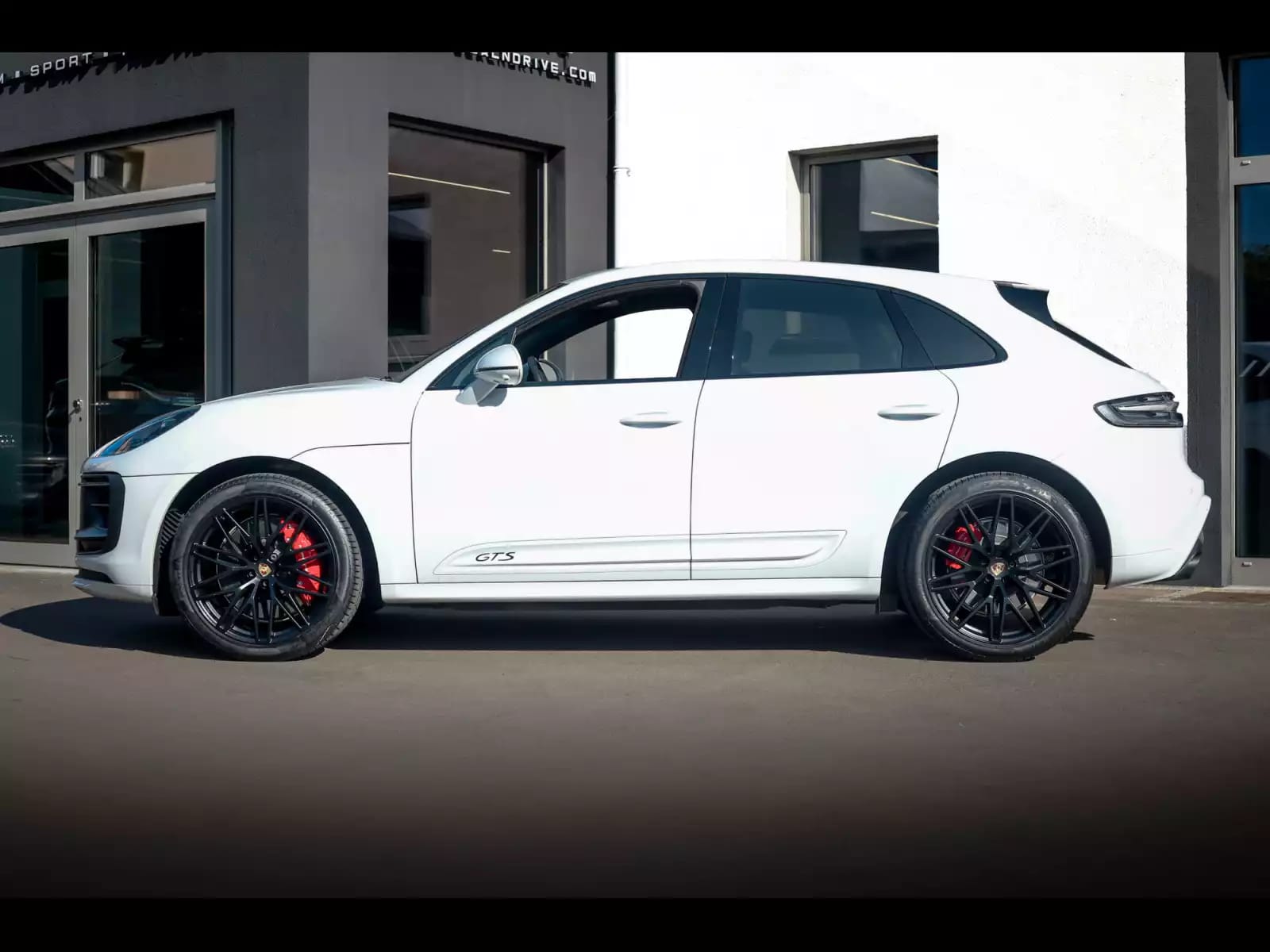 Porsche Macan III GTS PDK – CARRARA WHITE METALLIC - Photo 1