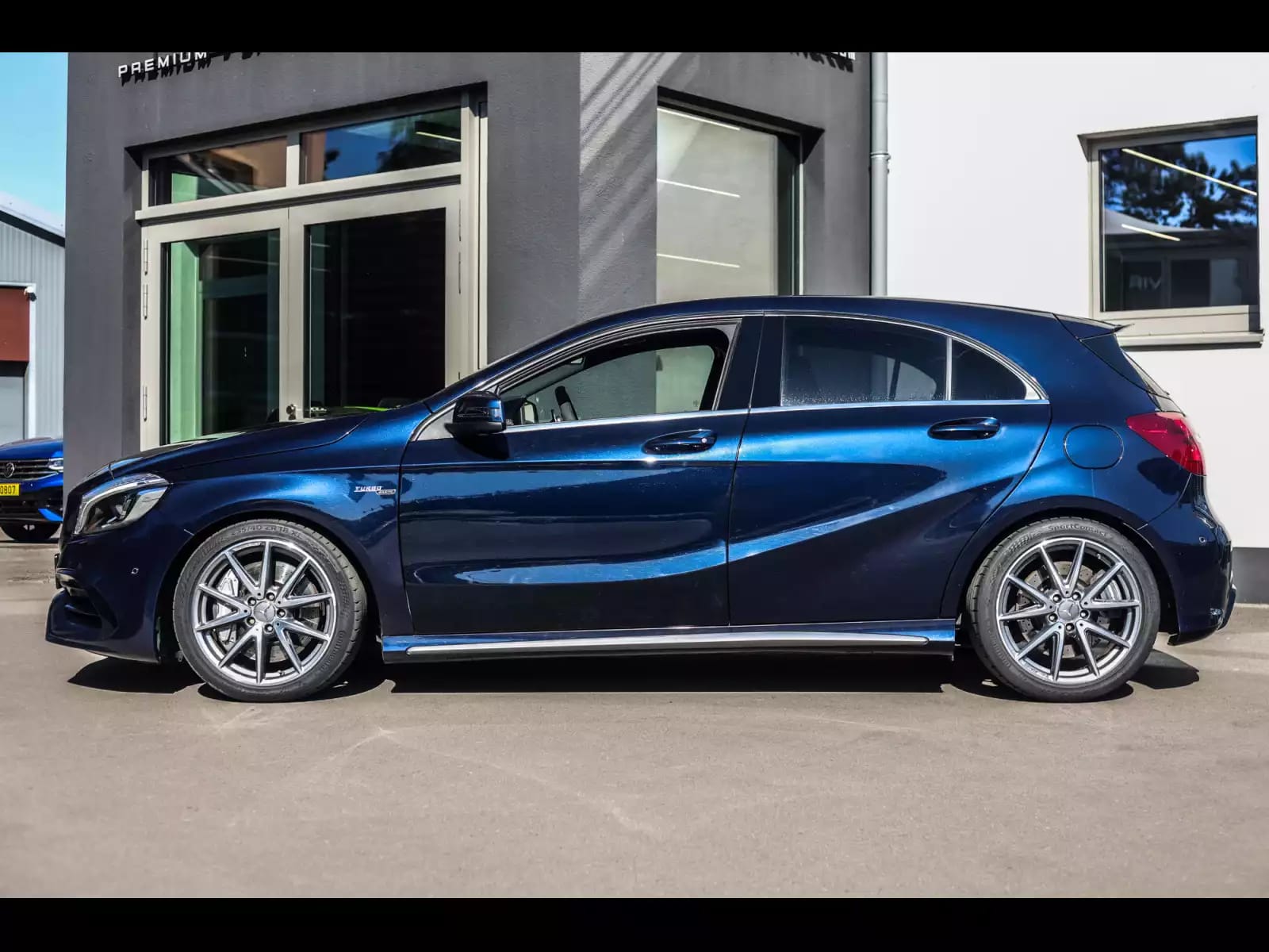 Mercedes-Benz A 45 AMG 4MATIC – CAVANSITBLAU METALLIC - Photo 1