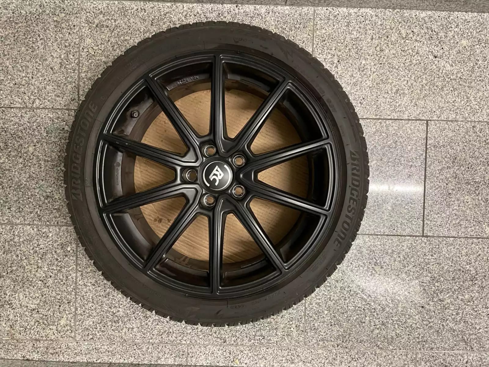 Jantes alu + Pneus hiver 18 215/45 R18 93V - Photo 1